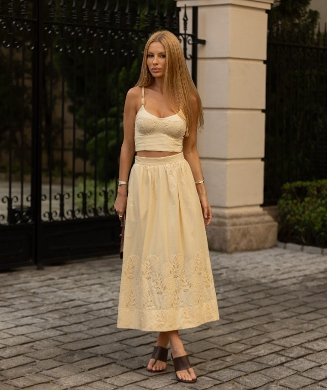 Cropped e saia midi bordada em amarelo claro