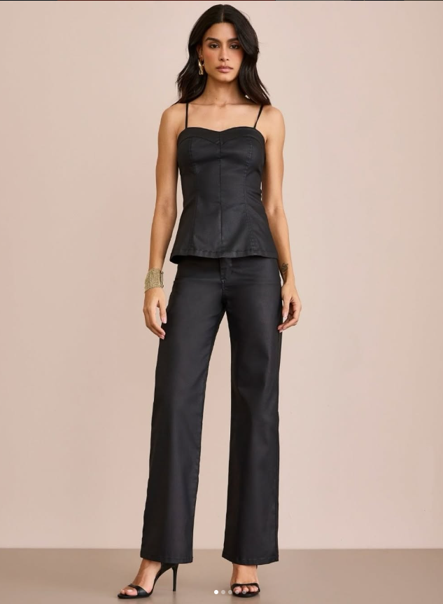 Conjunto preto de top corset e calça pantalona